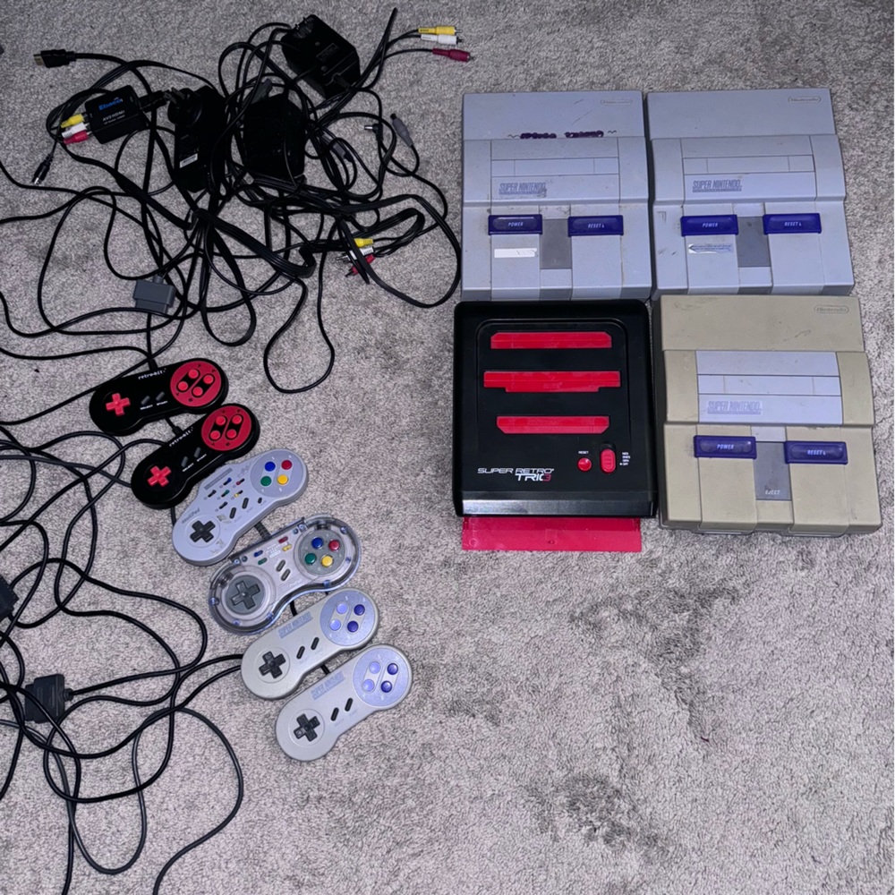 Vintage SNES Super Nintendo bundle with 7 controllers and random wires